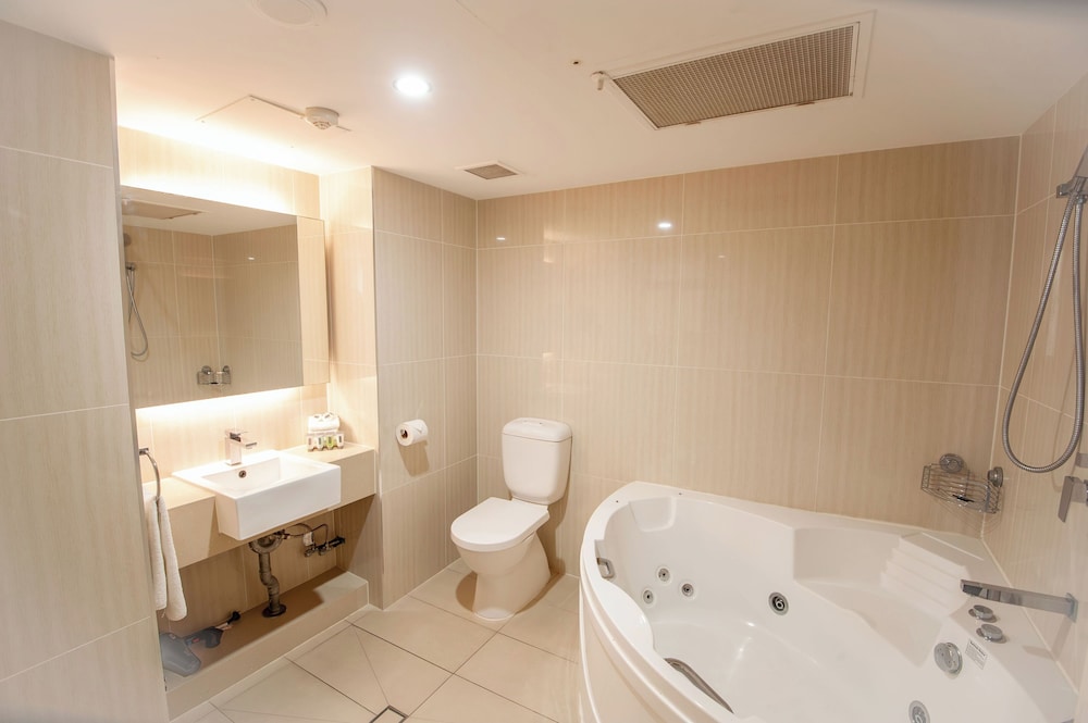 hotel diana woolloongabba