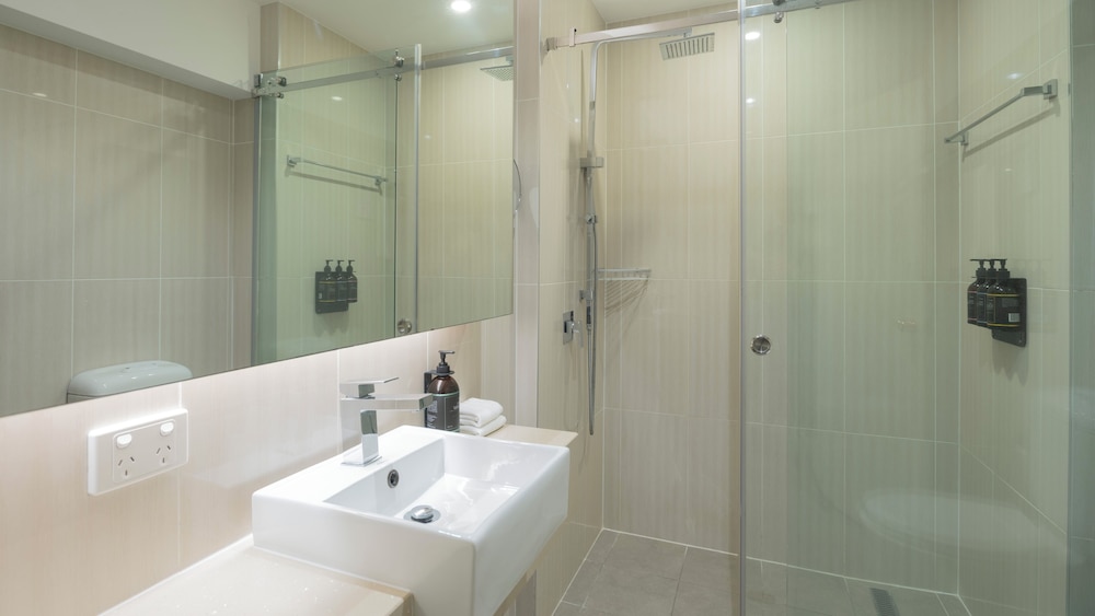 hotel diana woolloongabba