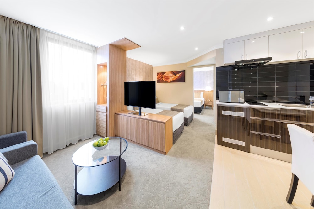 hotel diana woolloongabba