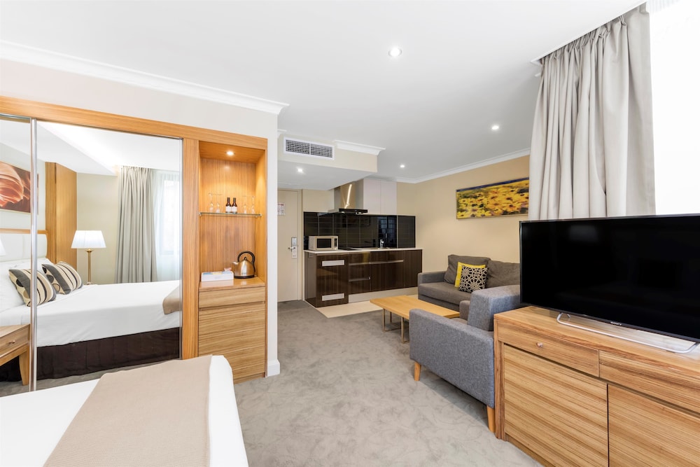 hotel diana woolloongabba