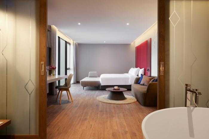 centra by centara hotel bangkok phra nakhon