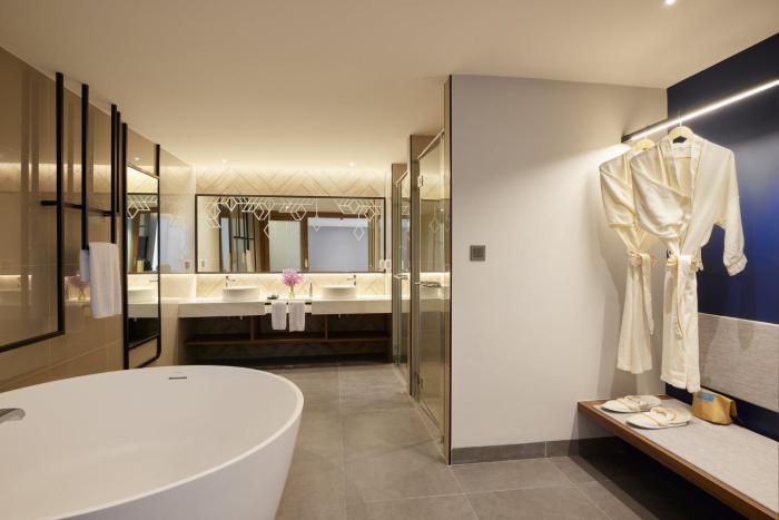 centra by centara hotel bangkok phra nakhon