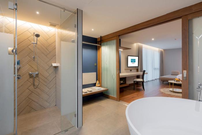 centra by centara hotel bangkok phra nakhon