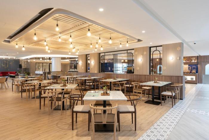 centra by centara hotel bangkok phra nakhon