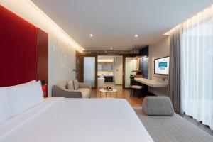 centra by centara hotel bangkok phra nakhon