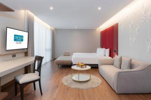 centra by centara hotel bangkok phra nakhon