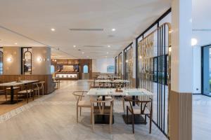 centra by centara hotel bangkok phra nakhon