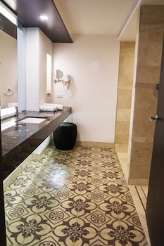 eurobuilding hotel and suites lecheria