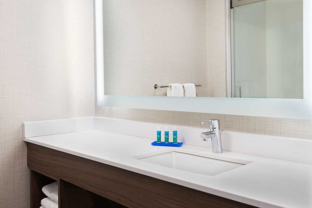 holiday inn express and suites columbus airport