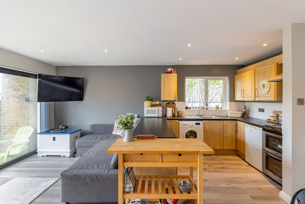 central apartment 3b