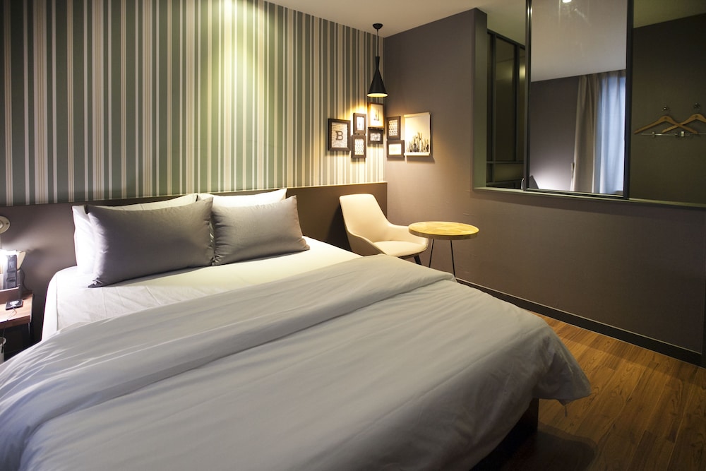 brown dot hotel