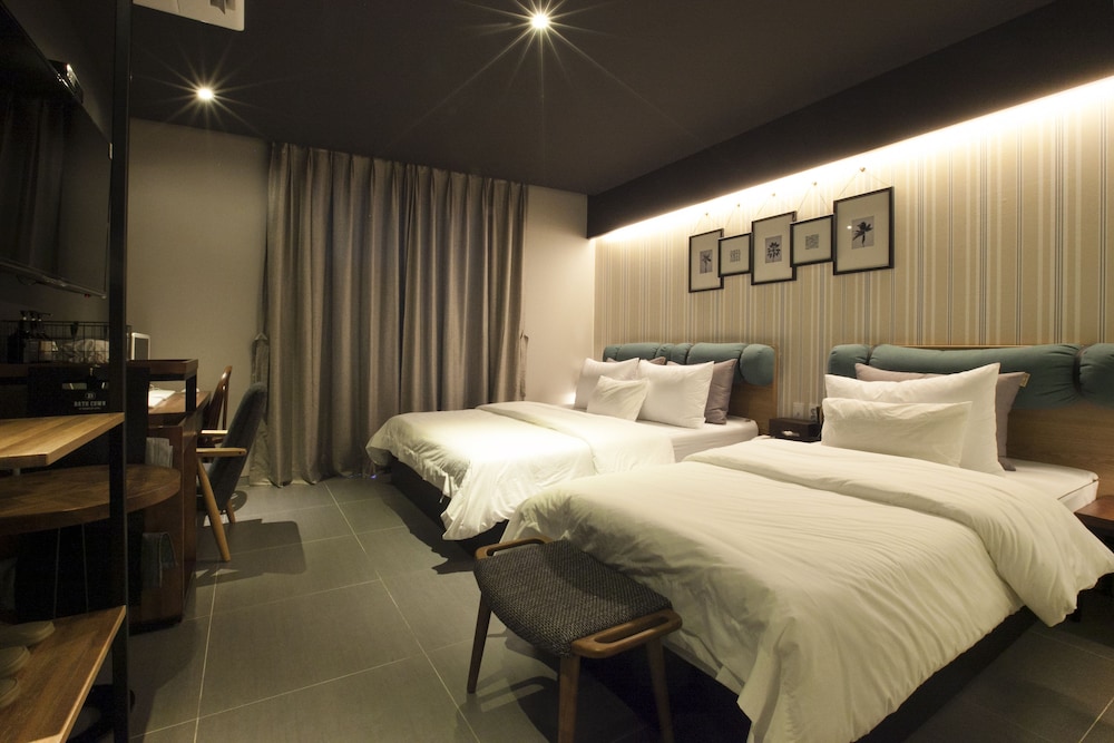 brown dot hotel