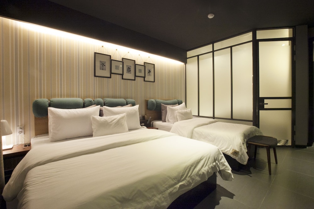 brown dot hotel
