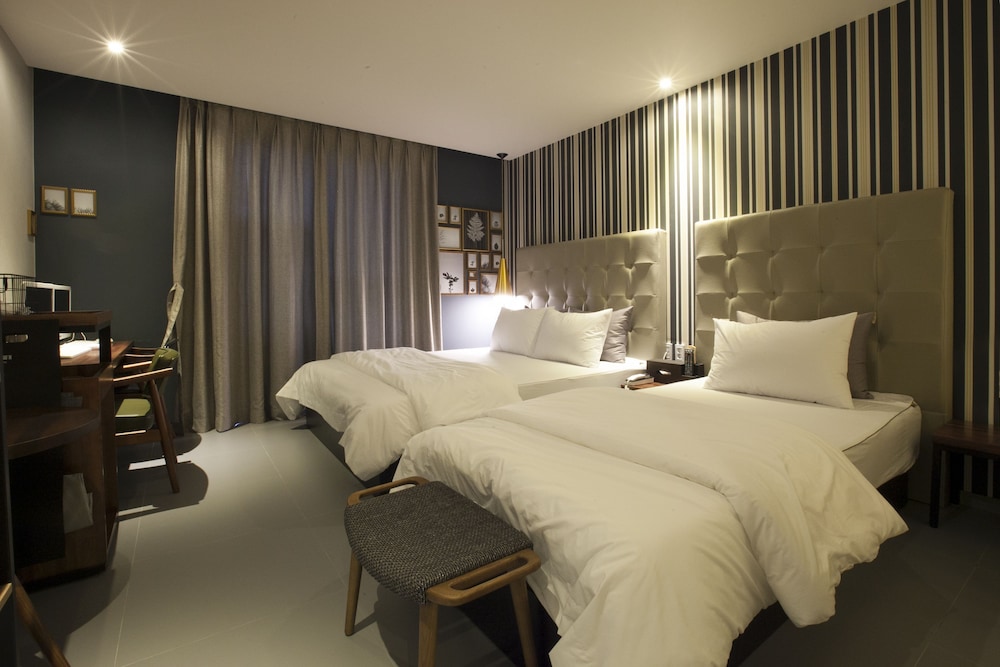 brown dot hotel