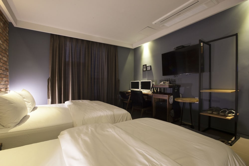 brown dot hotel