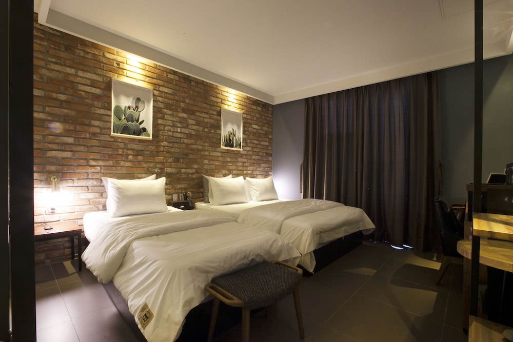 brown dot hotel