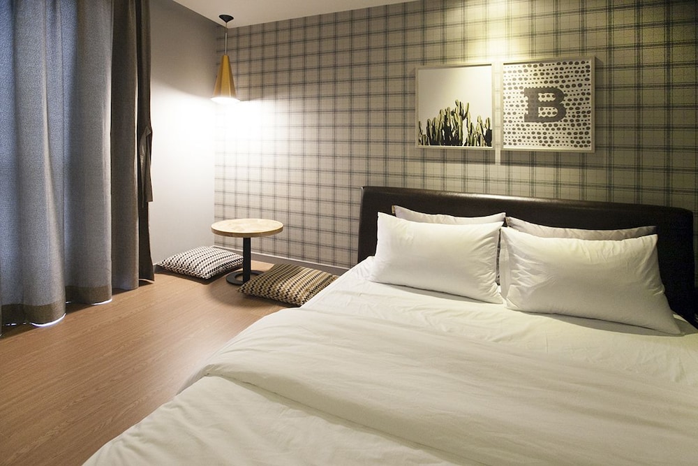 brown dot hotel