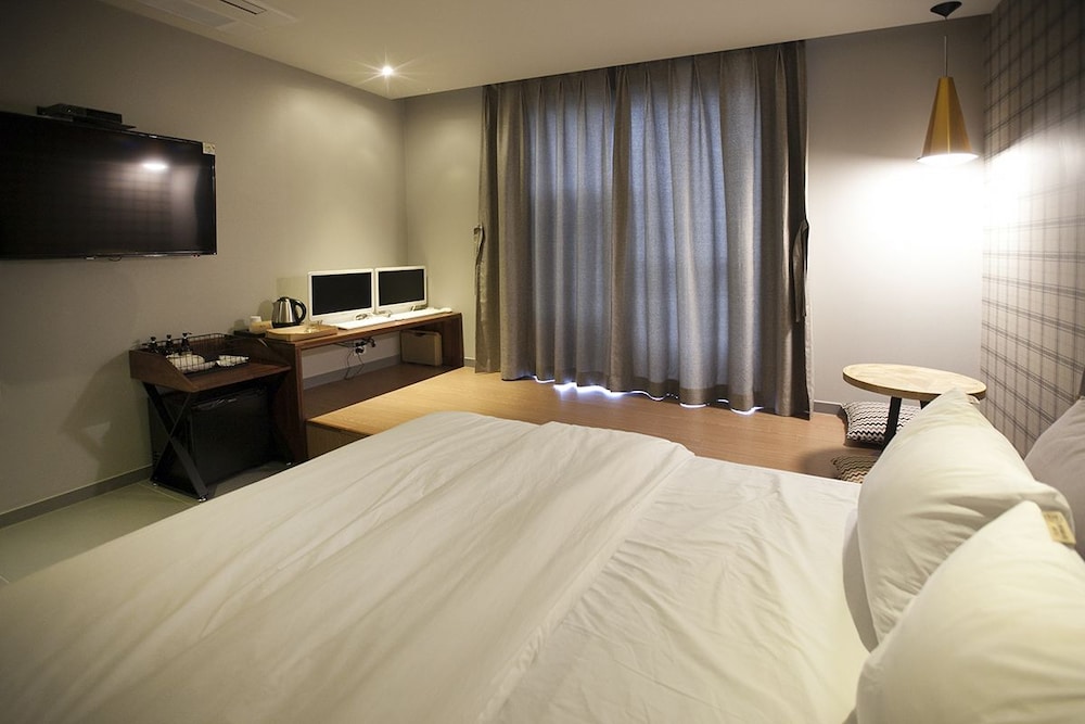 brown dot hotel