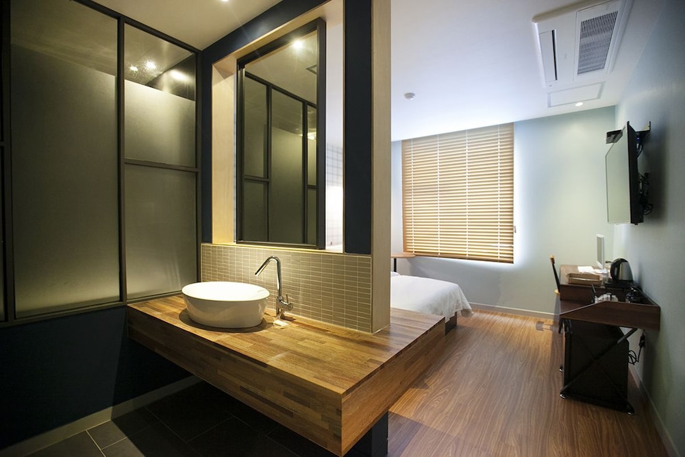 brown dot hotel