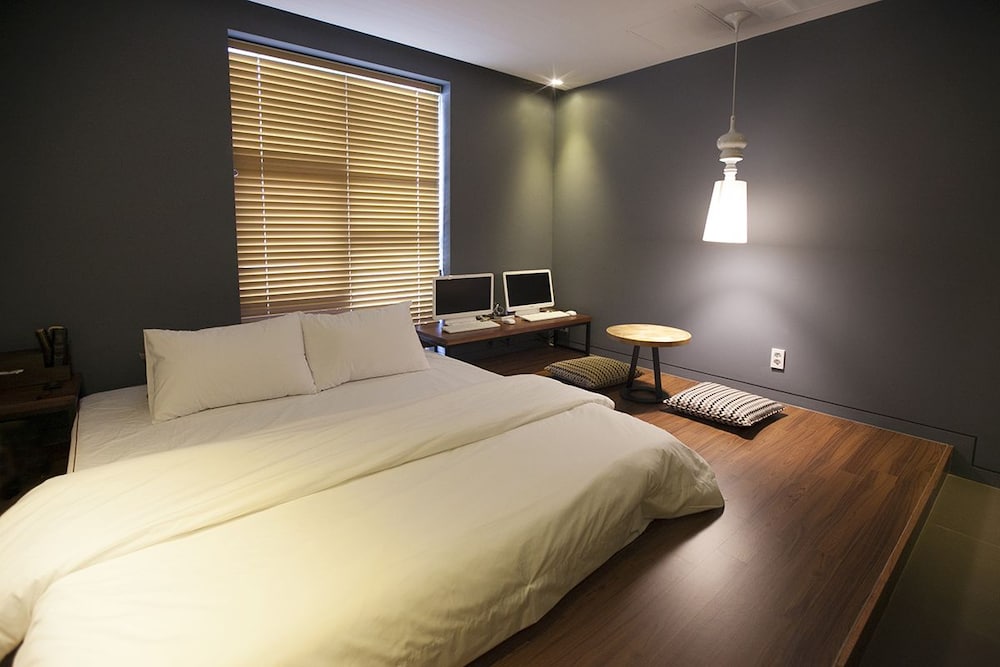 brown dot hotel