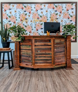 The Honey Bee Motel,,2 star