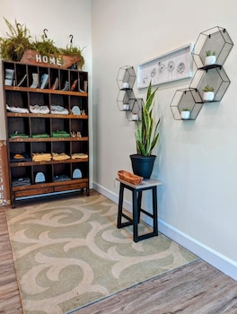 The Honey Bee Motel,,2 star