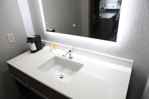 all seasons inn and suites