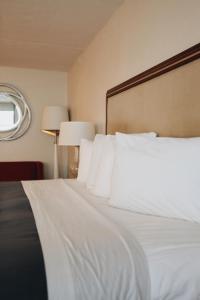 all seasons inn and suites