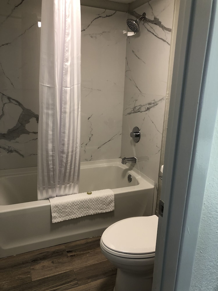 all seasons inn and suites