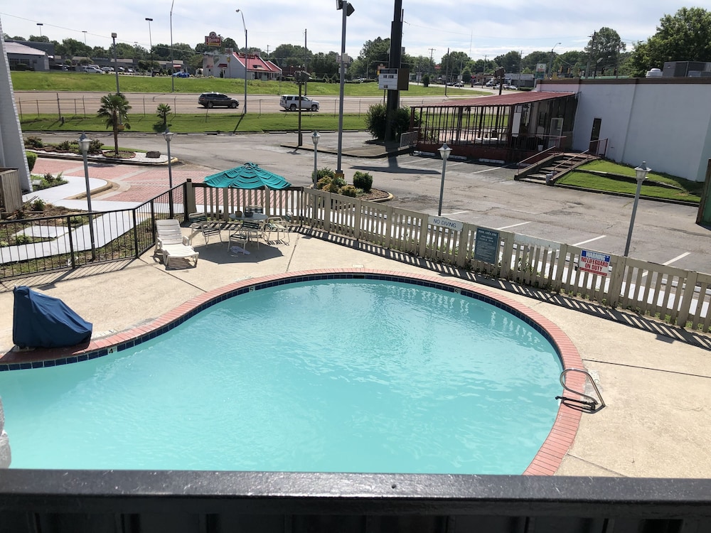 all seasons inn and suites