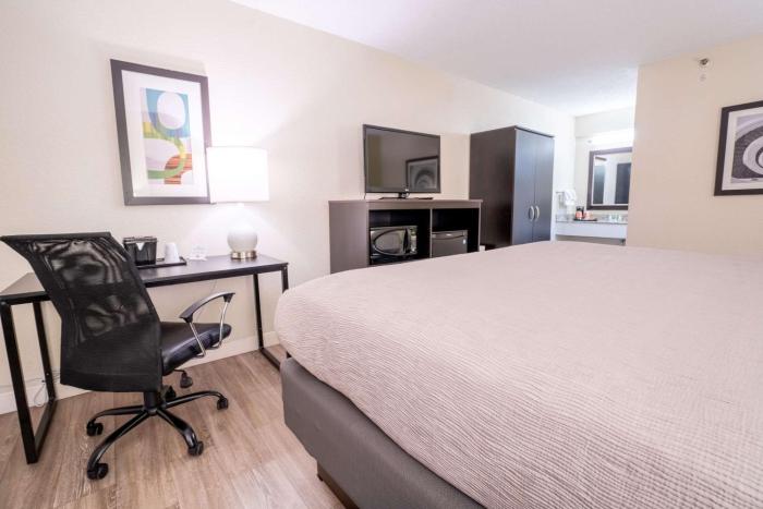 quality inn palm beach international airport