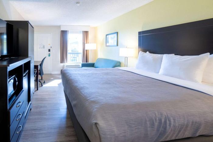 quality inn palm beach international airport