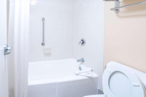 quality inn palm beach international airport