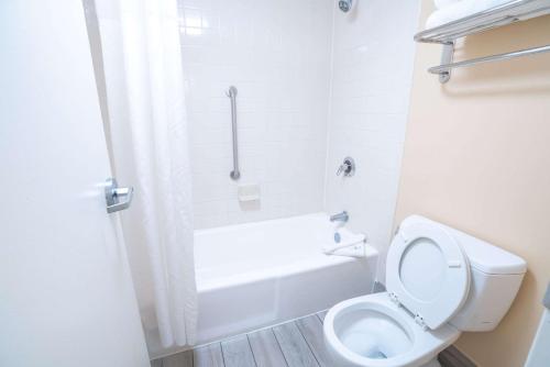 quality inn palm beach international airport