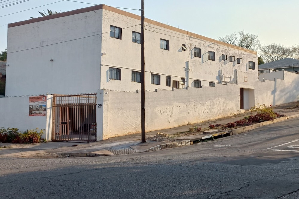 white house backpackers