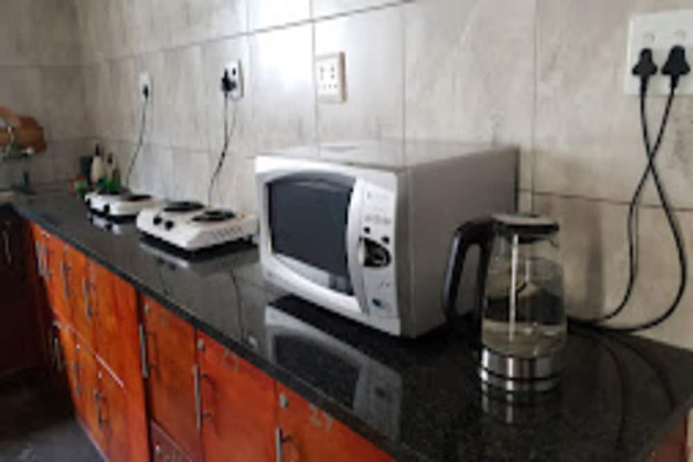 white house backpackers