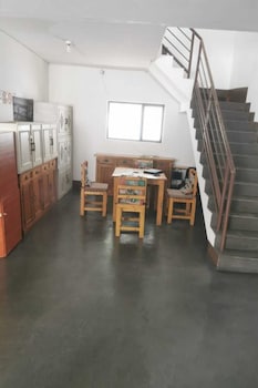 white house backpackers