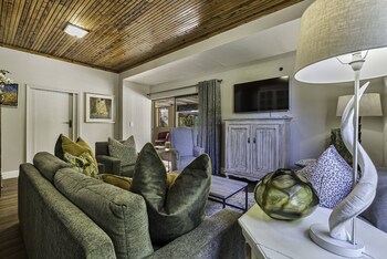 Val De Vine Guesthouse,,5 star