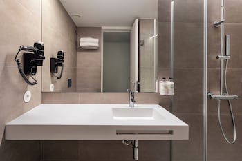 b and b hotel famalicao