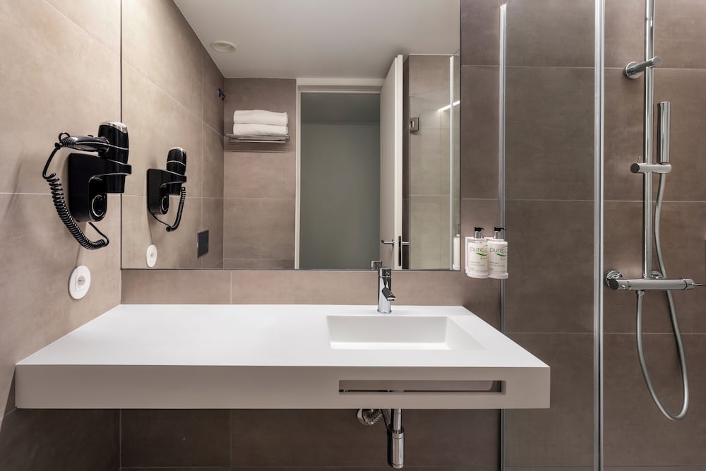 b and b hotel famalicao