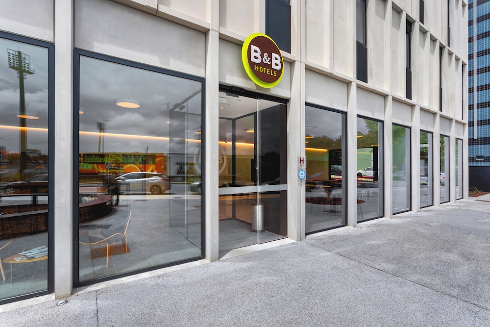 b and b hotel famalicao
