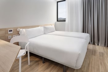 b and b hotel famalicao