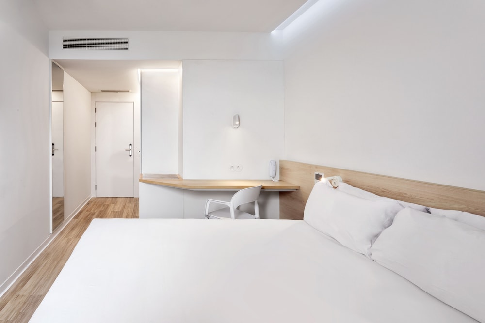 b and b hotel famalicao
