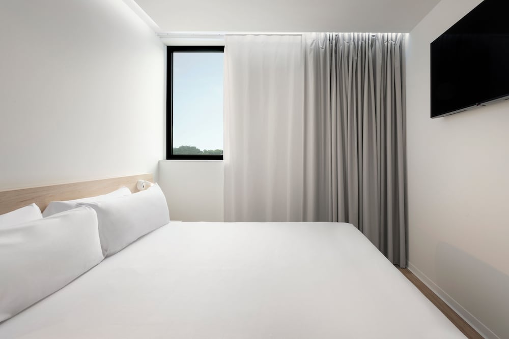 b and b hotel famalicao