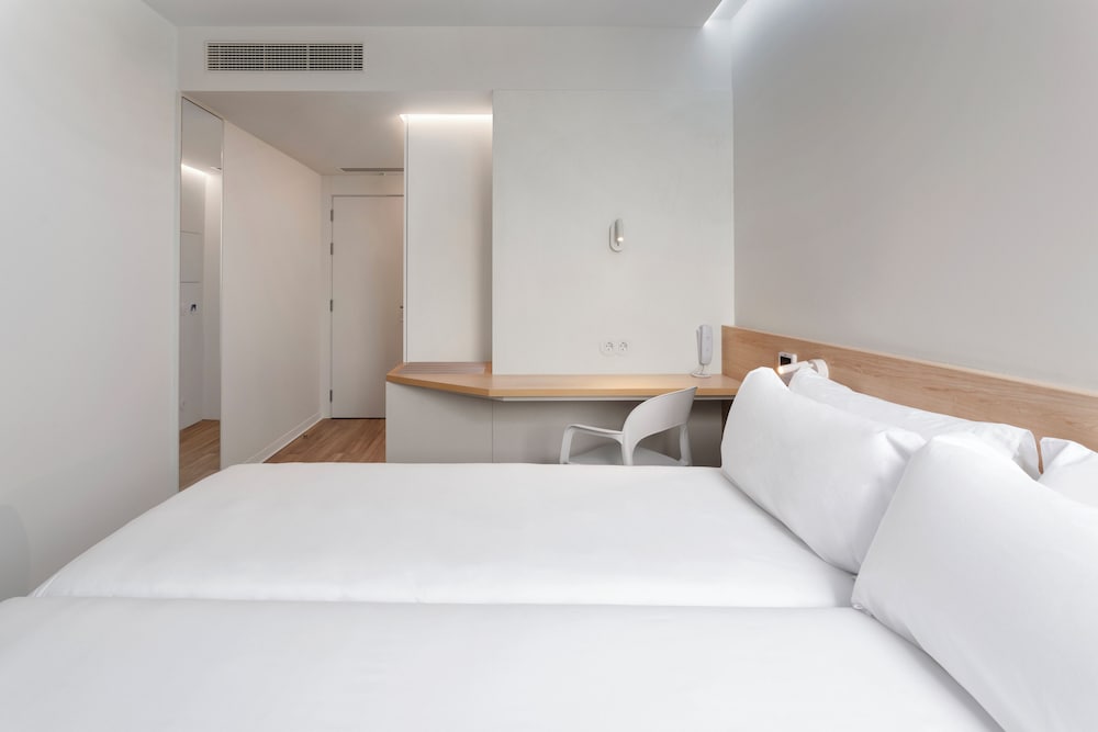 b and b hotel famalicao