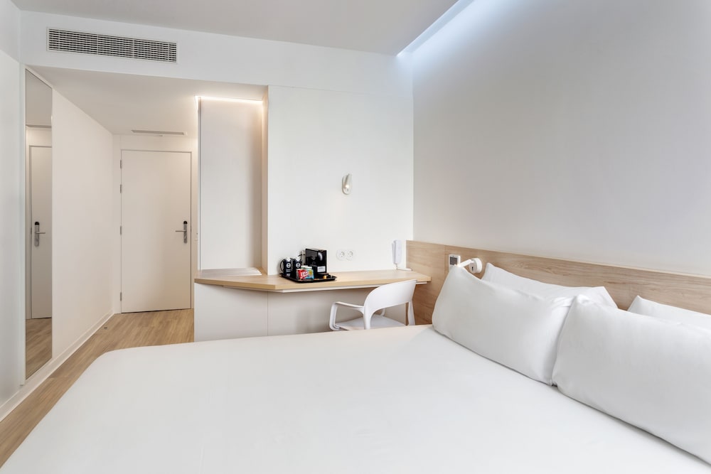 b and b hotel famalicao