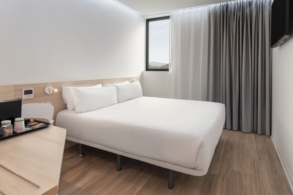 b and b hotel famalicao