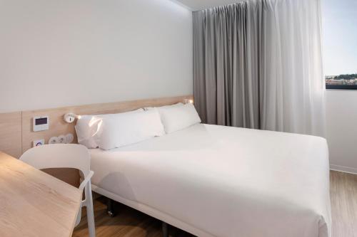 b and b hotel famalicao