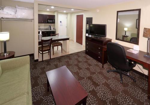 holiday inn express and suites pittsburgh west gre