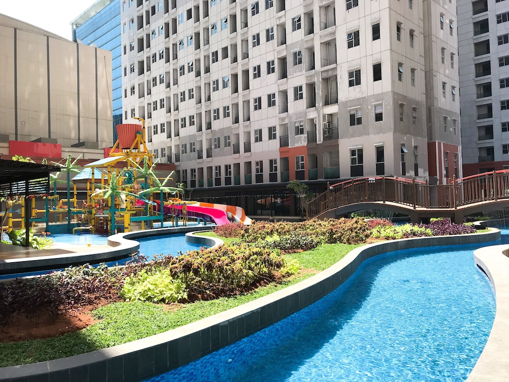 pleasurable 2br transpark juanda apartment